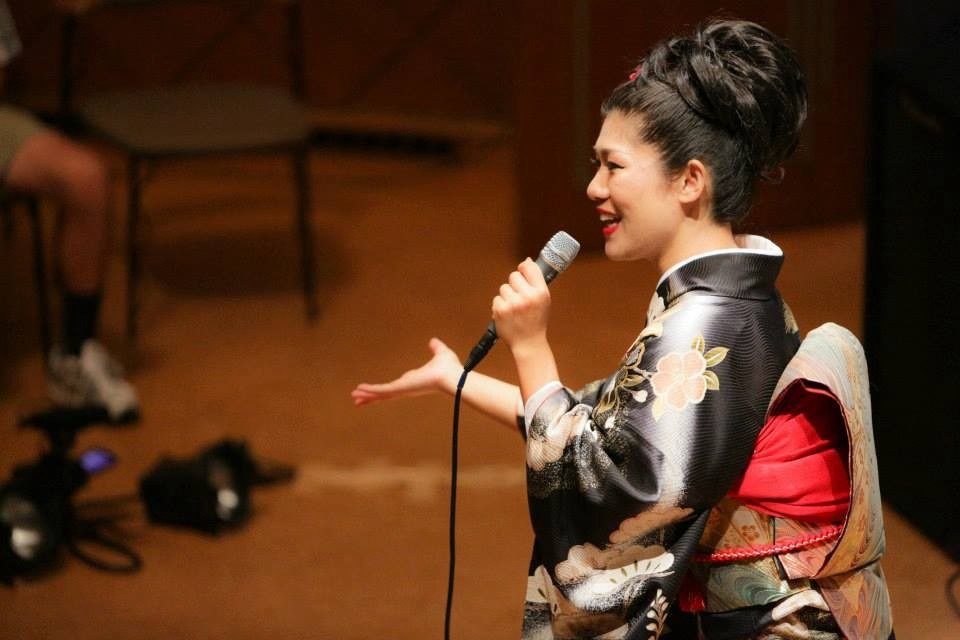 民謡を唄う様子