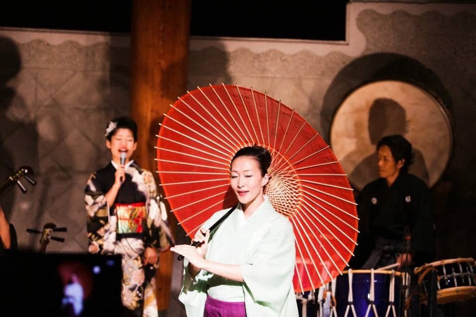 番傘を持った舞踊