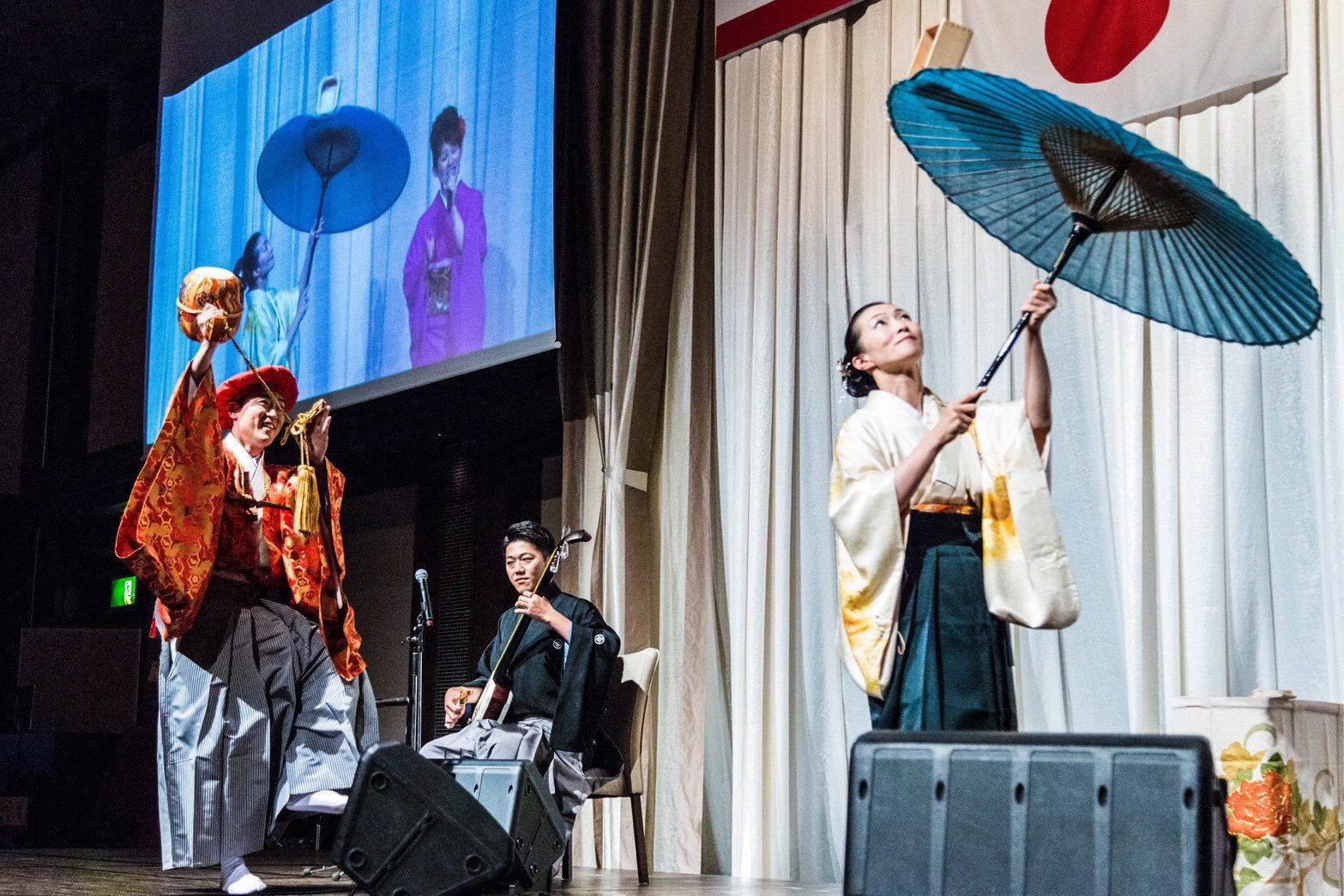 壱富士の舞台。番傘を使った大神楽と津軽三味線の演奏