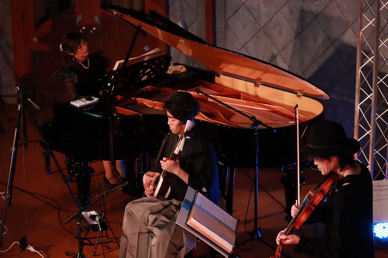 木ノ花のライブ。ピアノ・津軽三味線・ヴァイオリン